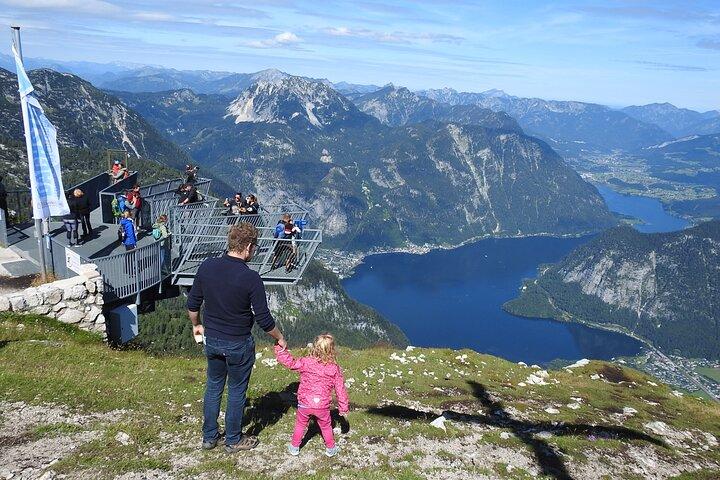 Tour di un'intera giornata in minivan da Salisburgo a Hallstatt con 5 dita, laghi e montagne
