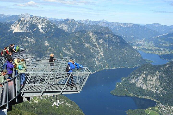 Excursão de minivan de dia inteiro de Salzburg a Hallstatt com 5 dedos, lagos e montanhas
