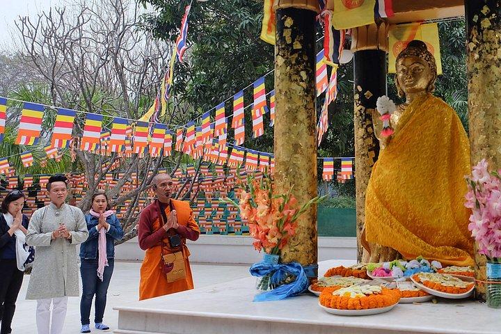タージマハルを訪問するインドとネパールでの15日間の仏教ツアー
