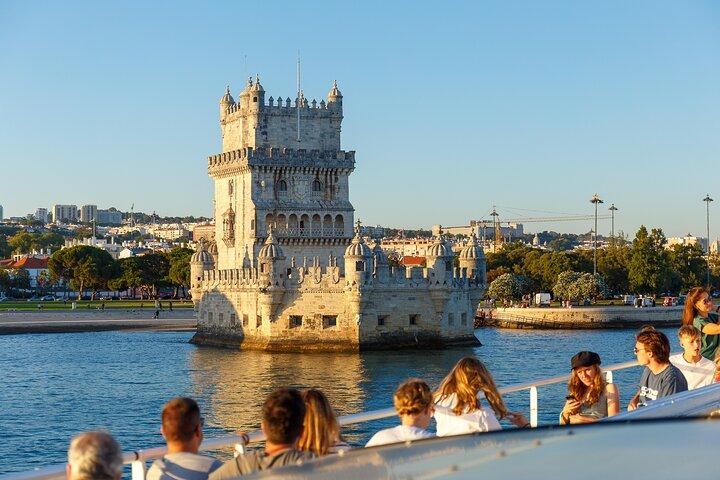 Cruzeiro ao pôr do sol em Lisboa com vinho e petiscos