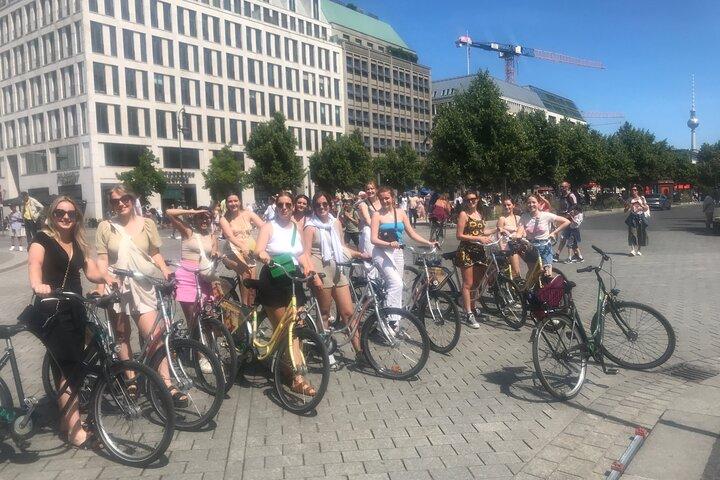 ベルリンの小グループ歴史的自転車ツアー