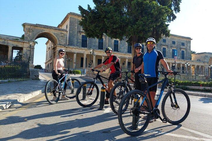 Passeio de bicicleta pela cidade velha de Corfu - história, sabores e vielas estreitas!