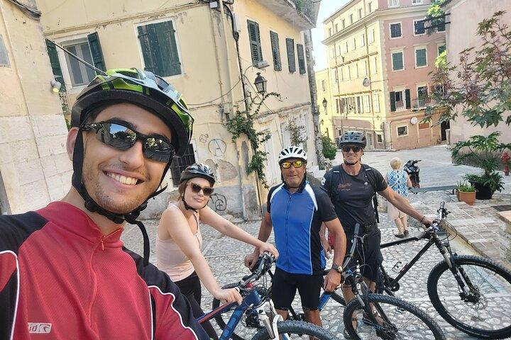 Passeio de bicicleta pela cidade velha de Corfu - história, sabores e vielas estreitas!
