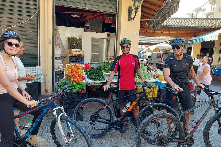 Passeio de bicicleta pela cidade velha de Corfu - história, sabores e vielas estreitas!