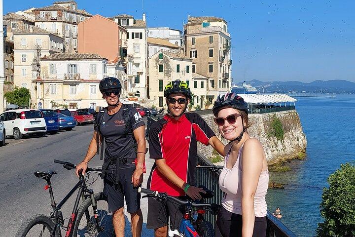 Passeio de bicicleta pela cidade velha de Corfu - história, sabores e vielas estreitas!