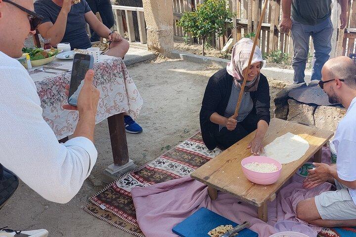 Preparazione dei pancake con una donna del posto