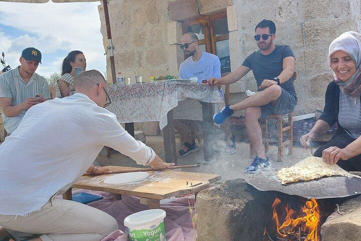 Preparazione dei pancake con una donna del posto