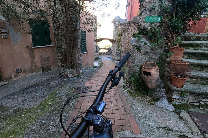 テッラロ村とモンテマルチェッロ村を巡る 4 時間の電動自転車ガイド付きツアー