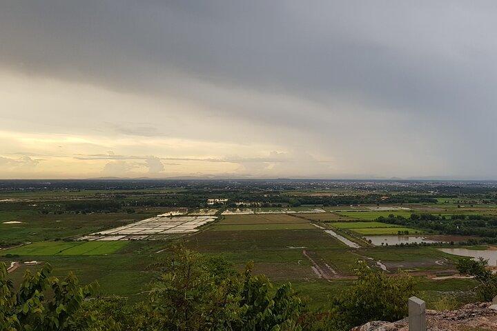 軍用ジープのある田舎と夕日