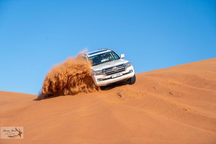 Safári noturno no deserto em Dubai com Dune Bashing, passeio de camelo e jantar de churrasco