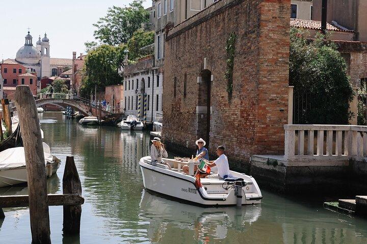 Venedig: Die versteckten Kanäle auf einem Elektroboot