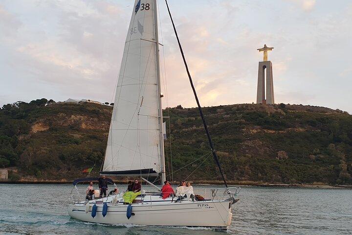 Tejo River Lissabon Private Segeltour mit Einheimischen