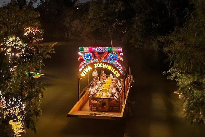 カンクンとリビエラ マヤからの送迎付きソキシミルコ ツアー メキシカン パーティー