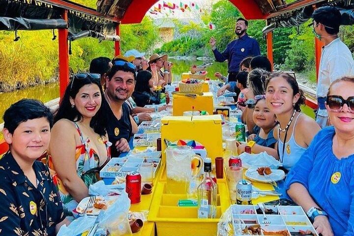 カンクンとリビエラ マヤからの送迎付きソキシミルコ ツアー メキシカン パーティー