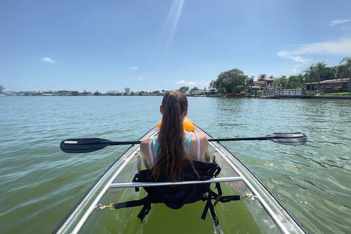 Kayak chiaro attraverso Clearwater