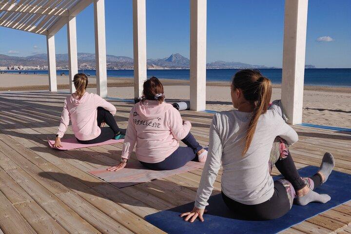 Yoga- und Meditationskurs vor dem Meer und den Bergen in Alicante