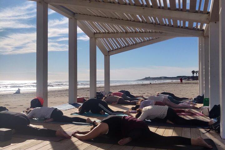 Yoga- und Meditationskurs vor dem Meer und den Bergen in Alicante