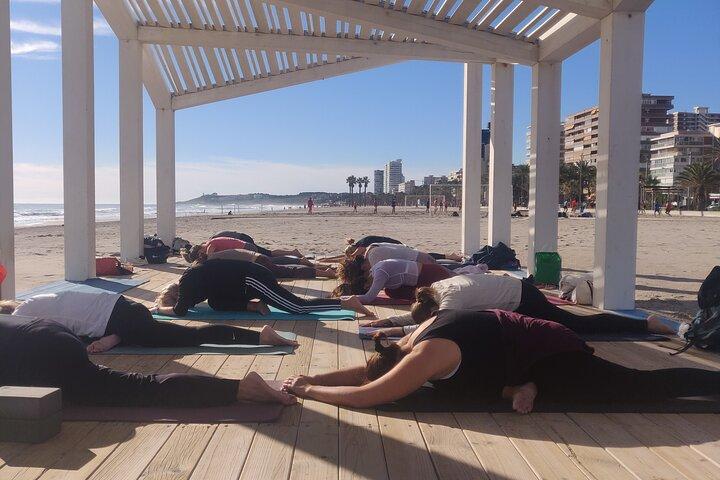 Yoga- und Meditationskurs vor dem Meer und den Bergen in Alicante