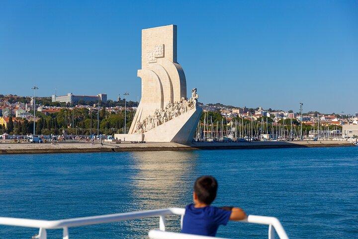 Lisbon River Boat Sightseeing Tour with a Drink