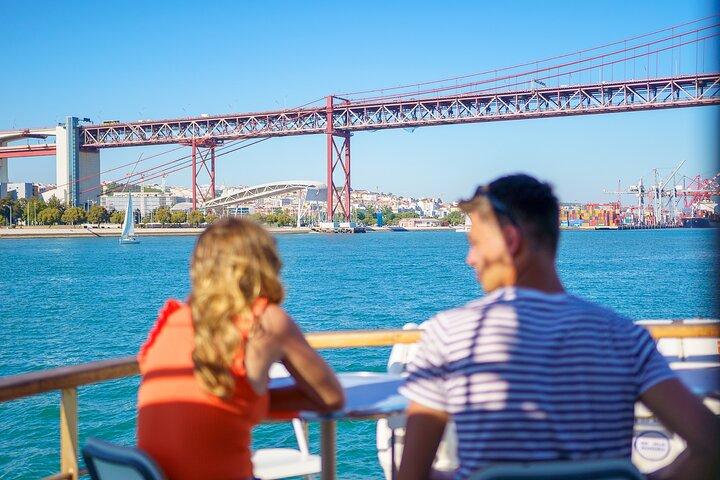 Lisbon River Boat Sightseeing Tour with a Drink