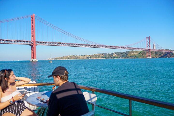 Lisbon River Boat Sightseeing Tour with a Drink
