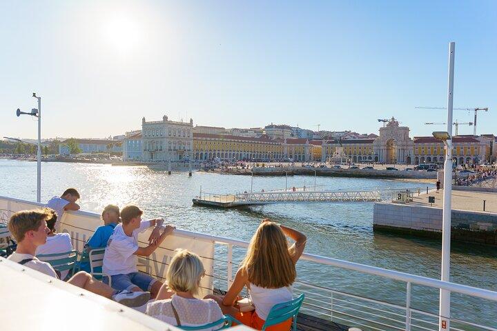 Cruzeiro ao pôr do sol em Lisboa com vinho e petiscos