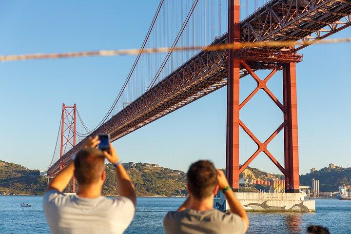 Cruzeiro ao pôr do sol em Lisboa com vinho e petiscos