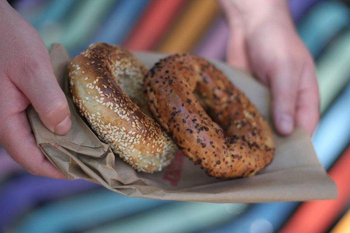モントリオール・マイルエンド フードツアー(ベーグル、プーティン、7品試食付き)