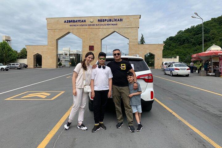 Transferência de Baku-Tbilisi de carro pela fronteira de Lagodekhi