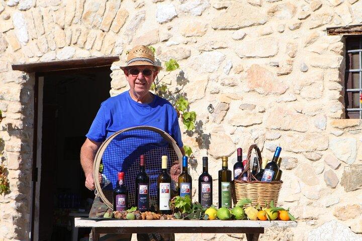 Tour de viñedos, degustación de vinos y delicias sicilianas en una bodega en Agrigento