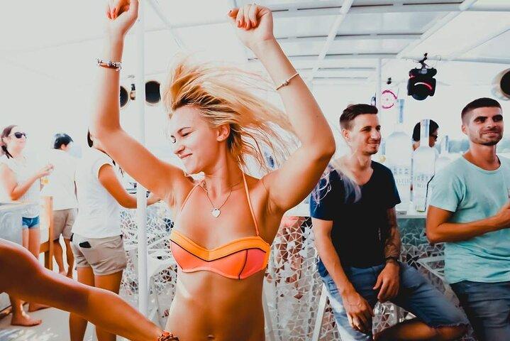 Phuket Party Boat Vea la puesta de sol La isla más hermosa de Racha y Cocal en catamarán
