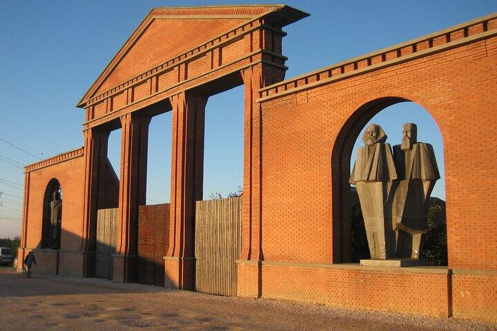 Visita guiada com entrada no Memento Park
