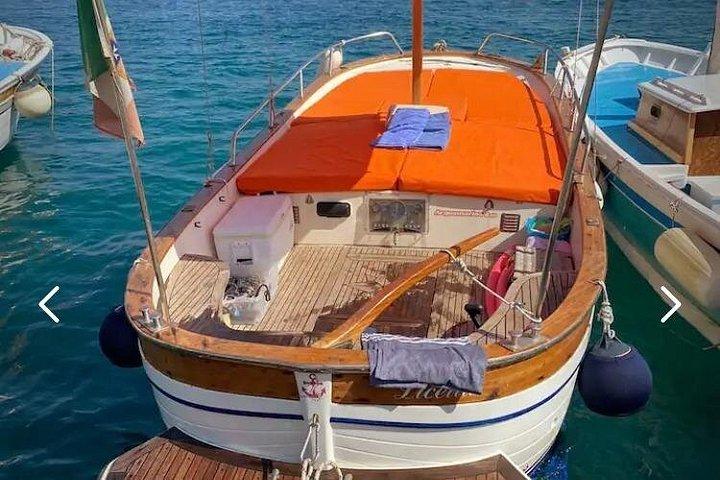 Excursion privée en bateau à Capri avec capitaine local et faraglioni