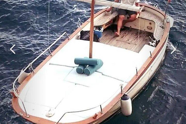 Excursion privée en bateau à Capri avec capitaine local et faraglioni