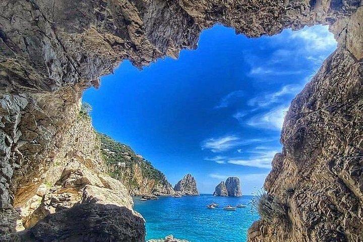 Excursion privée en bateau à Capri avec capitaine local et faraglioni