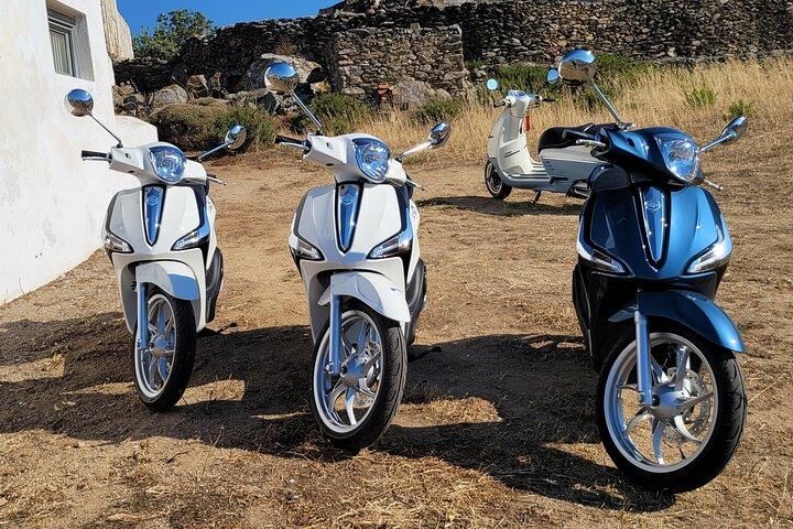 Hyr en skoter 125cc och utforska mykonos, på hjul