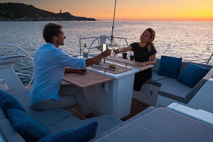 サントリーニ島：Beneteau Oceanis 46.1 のカルデラ プライベート セーリング ボート クルーズ