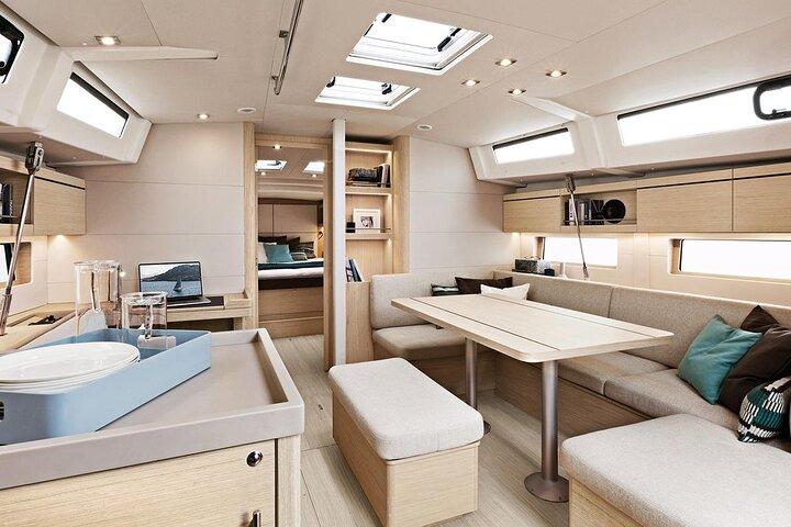 サントリーニ島：Beneteau Oceanis 46.1 のカルデラ プライベート セーリング ボート クルーズ