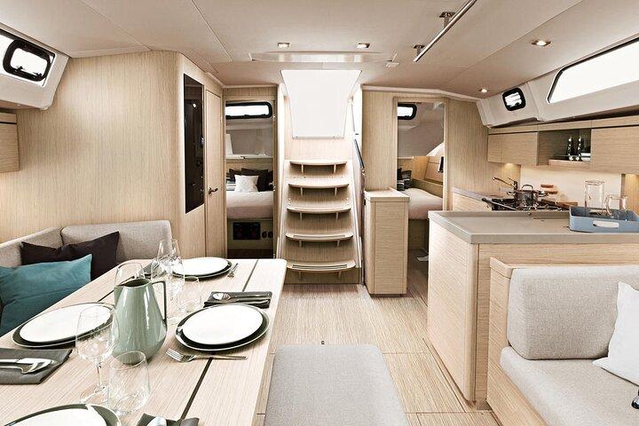 サントリーニ島：Beneteau Oceanis 46.1 のカルデラ プライベート セーリング ボート クルーズ