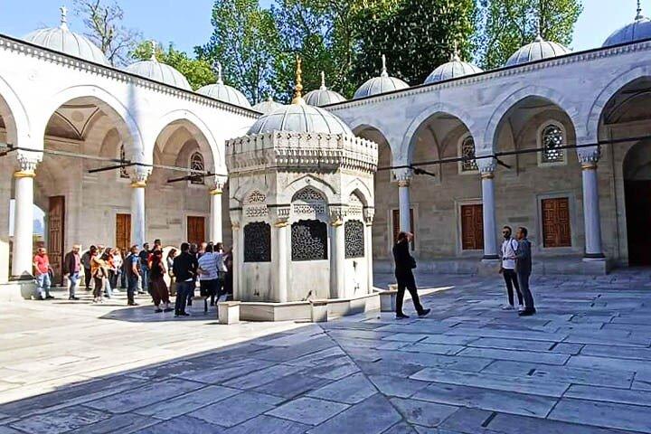 イスタンブールのアジア側: ウスクダルとカディコイ終日ウォーキングツアー