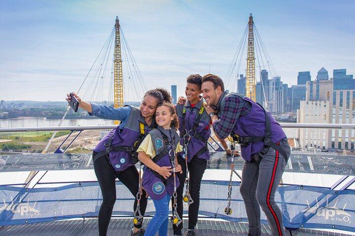 Up at The O2 : パノラマビューのガイド付きデイタイムクライム