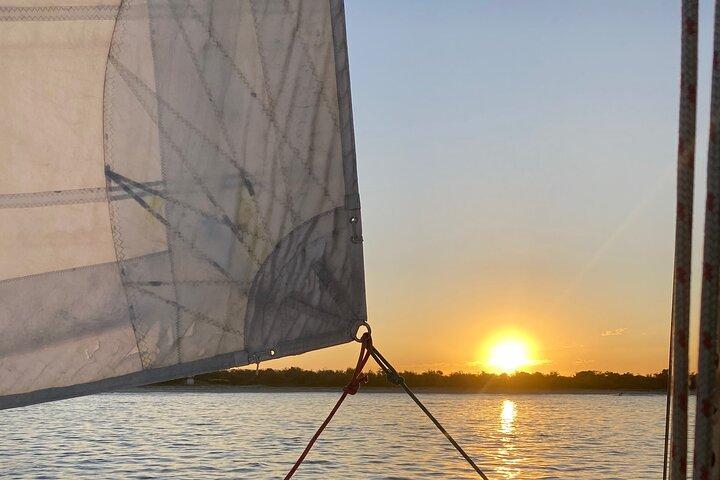 Gold Coast 2 horas Sunset Sailing Cruise com bebidas e placa de degustação