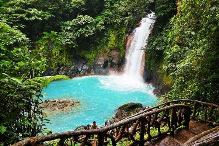 Privates Wanderabenteuer mit Wasserfall und heißen Quellen