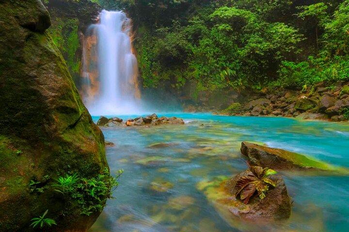 RIO CELESTE RIVER: チューブ + 熱帯雨林 + 野生動物 + 滝 + 活火山 (プライベート)