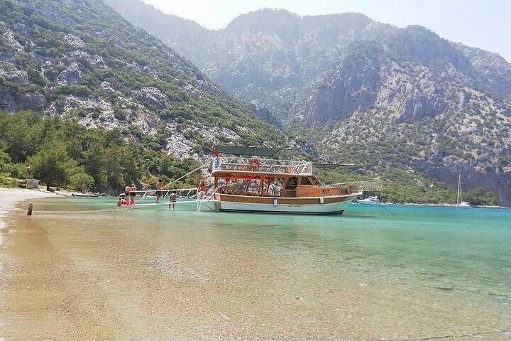 Passeio de barco pela Ilha Suluada saindo de Kemer