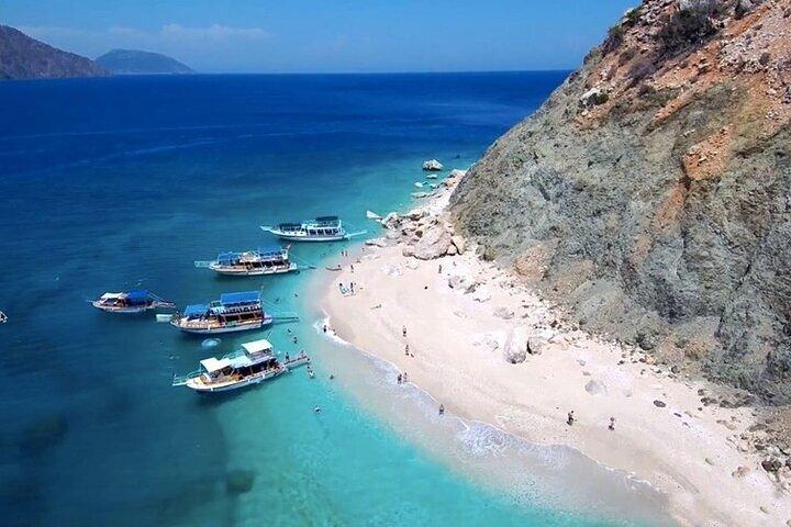 Passeio de barco pela Ilha Suluada saindo de Kemer