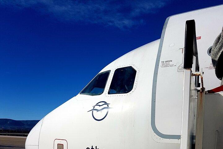 アテネ空港からピレウス クルーズ ターミナルへ - メルセデス E クラス ワゴンで移動