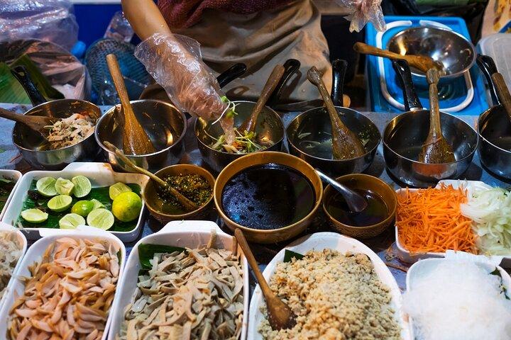 Degustación de comida callejera tailandesa en el mercado de Wang Lang con un guía de habla francesa