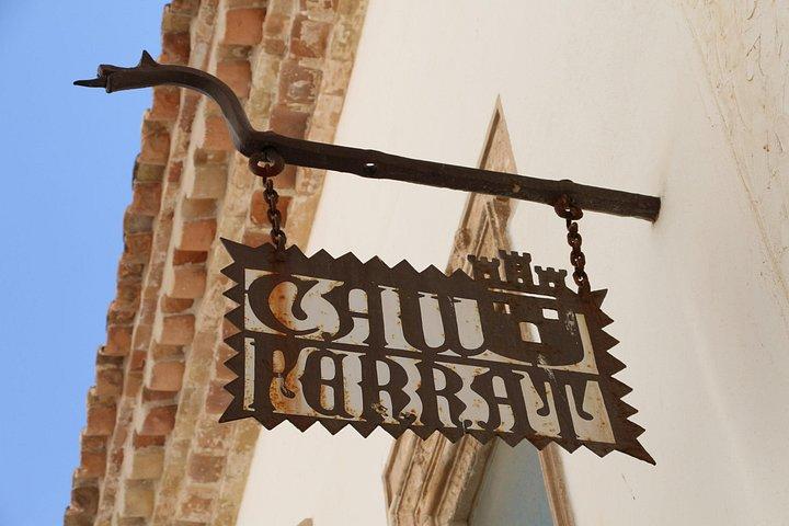 ローマの村からリゾートタウンへ：シッチェスのガイドなしウォーキングツアー