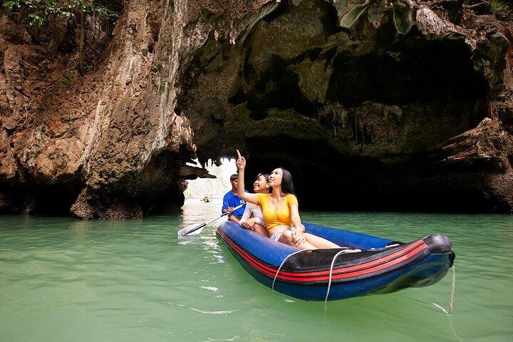 Excursión de un día en canoa por el mar a la isla de James Bond y la bahía de Phang Nga en un barco grande desde Phuket